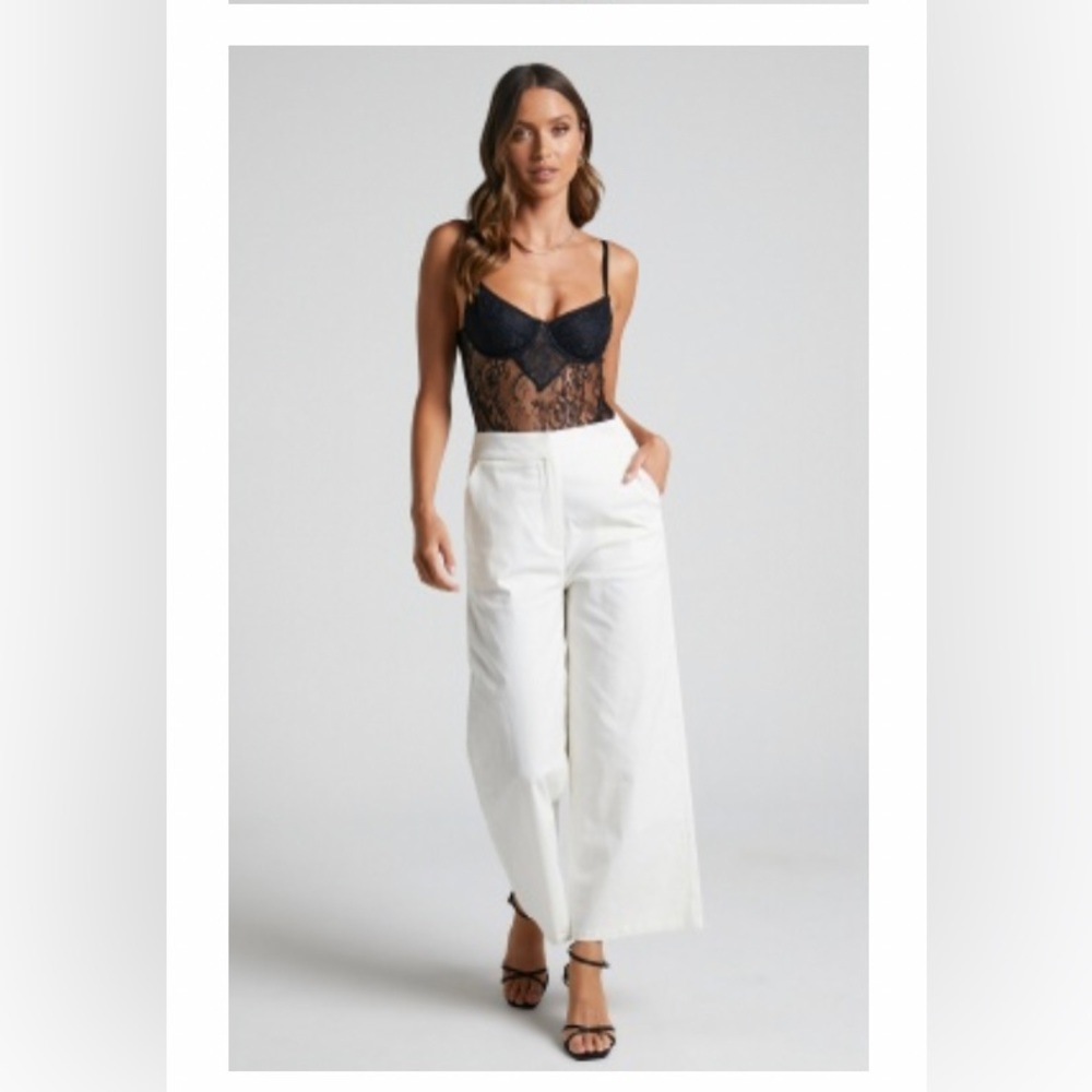 Never Worn RHAILA PANTS - RELAXED
WIDE LEG CROPPED PANTS
IN WHITE
SIZE: 16 (4XL)